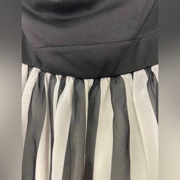 Womens Cute Summer Dress Size Medium in good condition 🖤🤍 - Picture 2 of 3